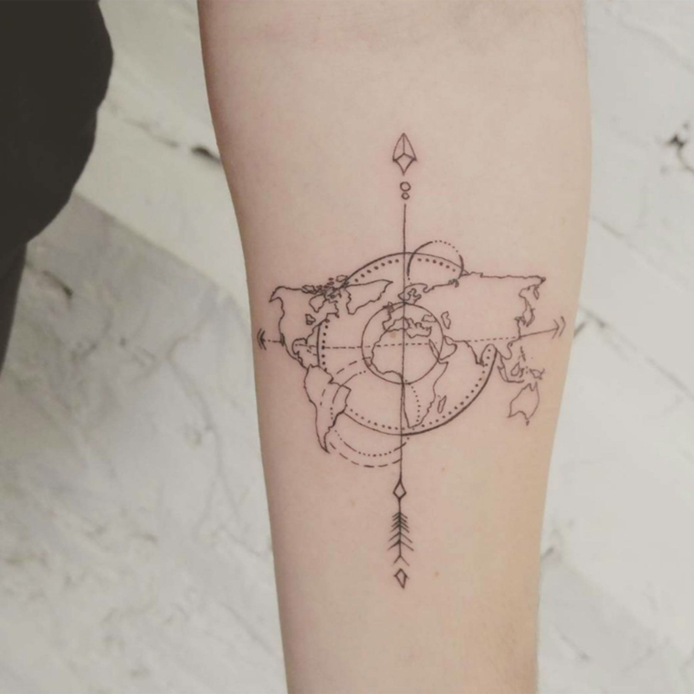 Disegno tattoo mappamondo, tatuaggio con segni geometrici, tatuaggi sull'avambraccio
