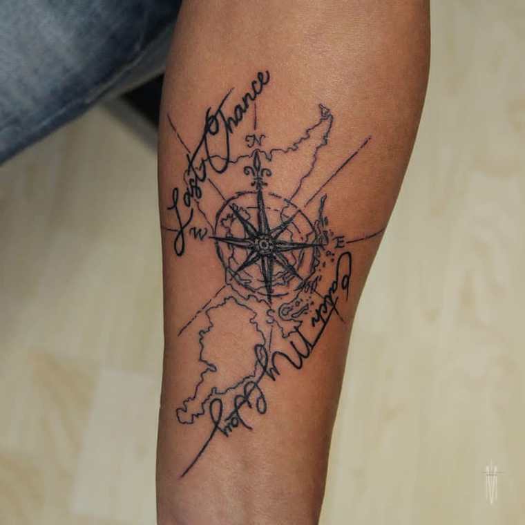 Tattoo sull'avambraccio, tattoo con scritta, tatuaggi colorati, bussola con mappamondo