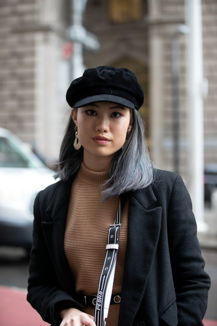 Capelli neri e grigi, taglio capelli caschetto lungo, cappello di colore nero