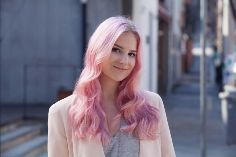 Capelli colorati sfumati, colore capelli biondo e rosa, acconciatura con ciocche mosse