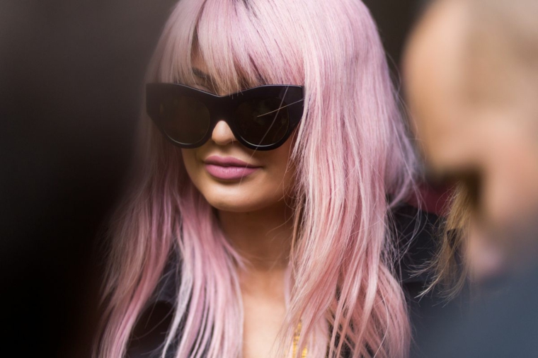Meches rosa, acconciatura capelli con frangia, ragazza con occhiali da sole