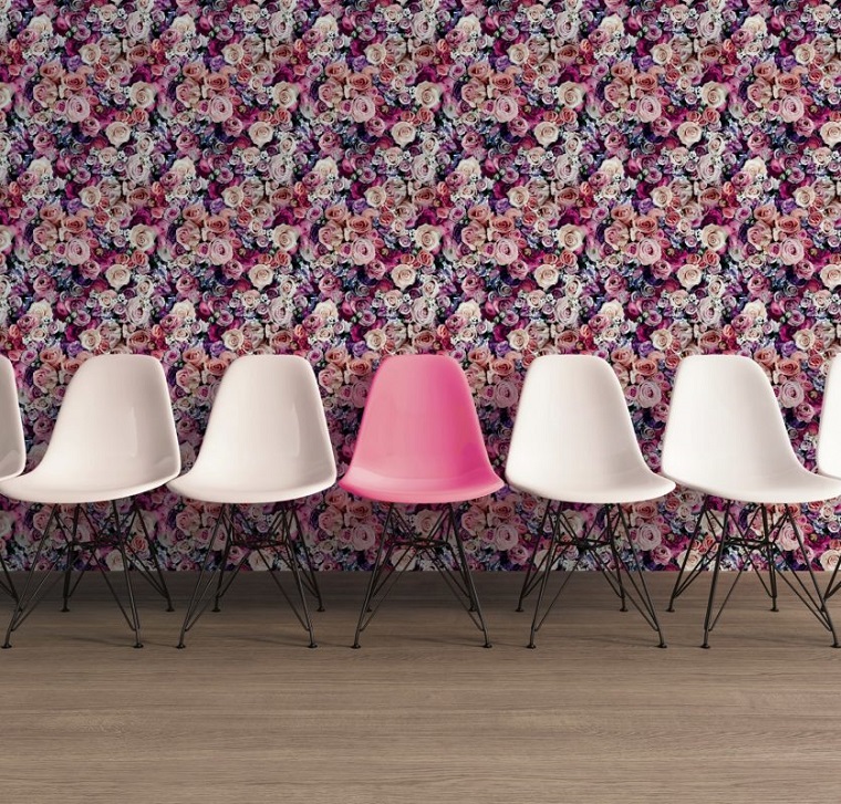 Wallpaper carta da parati, pareti con motivi di fiori, sedie di plastica