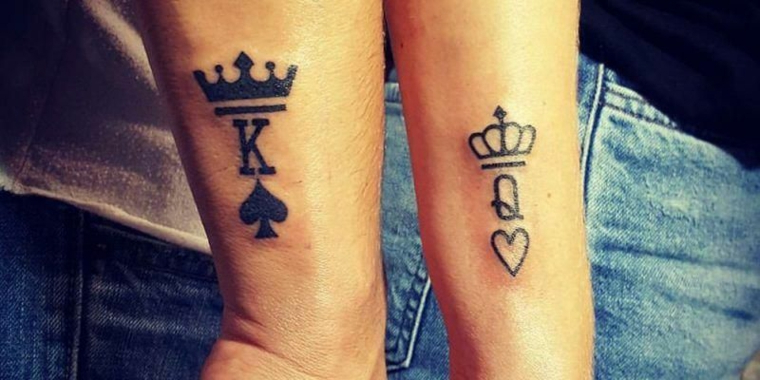 Tatuaggi con simboli delle carte, tattoo sul polso, tattoo di coppia