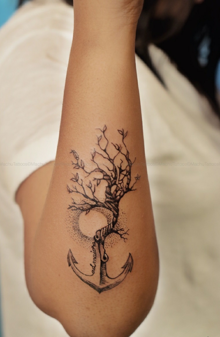 Tatuaggio dedicato alla famiglia, tattoo sull'avambraccio, disegno ancora e albero