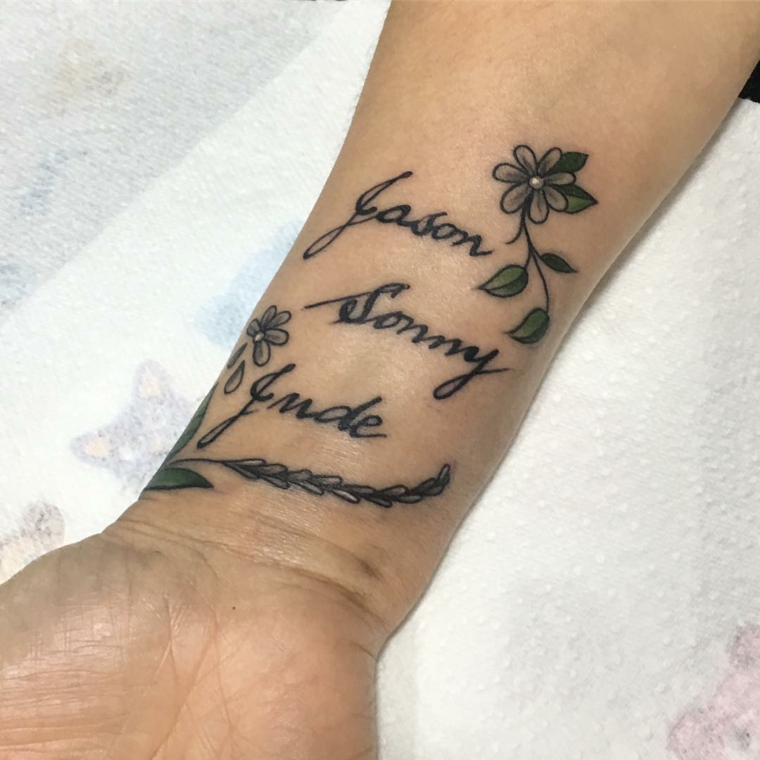 Tatuaggi famiglia, tattoo nomi figli, tatuaggio sul polso della mano, disegni fiorellini