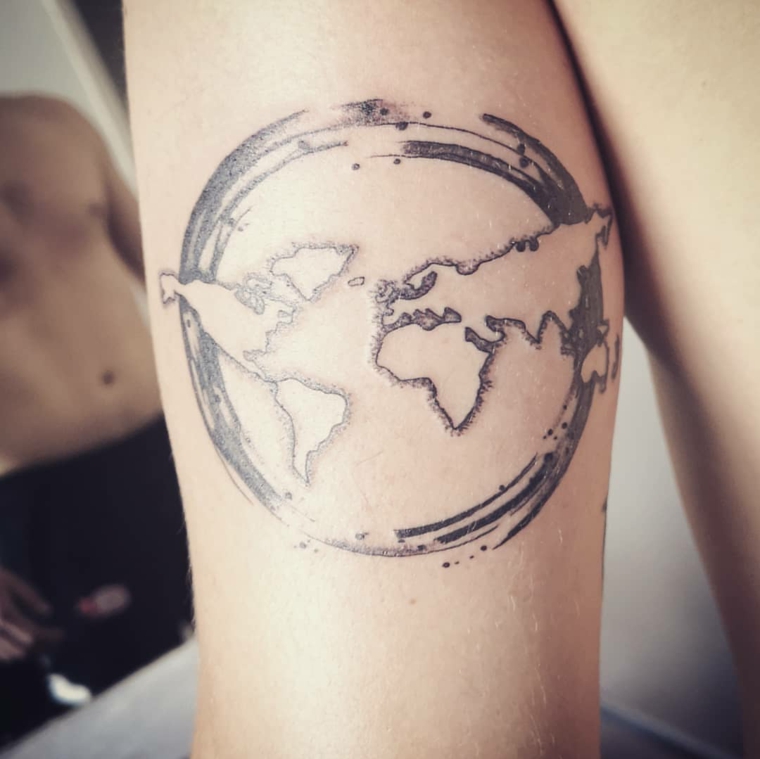 Tatuaggi significato libertà, tattoo con cerchio, disegno tatuaggio continenti