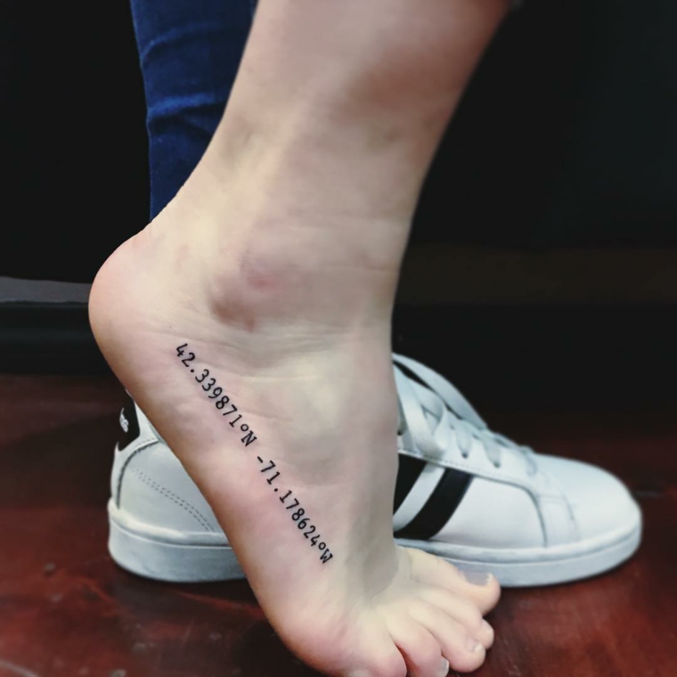 Tattoo stilizzati, tatuaggio con coordinate geografiche, tatuaggio sul piede