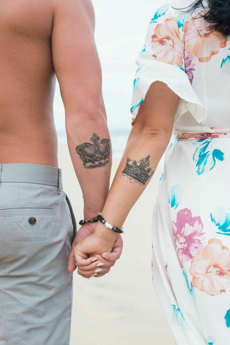 Tatuaggi significati amore, uomo e donna che si tengono per mano, tatttoo disegno corona
