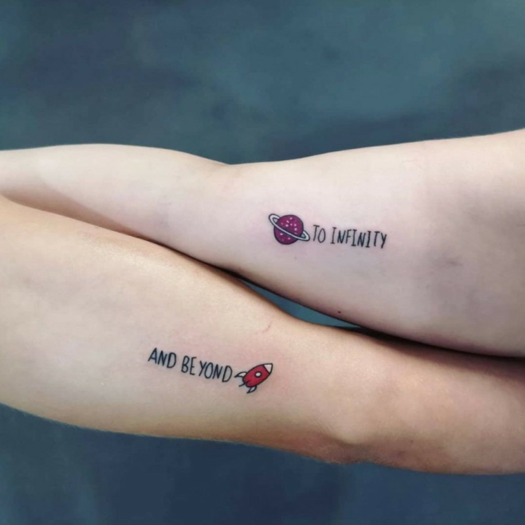 Tatuaggio sul braccio, disegno tattoo colorato, scritte tattoo, tatuaggi da fare in coppia