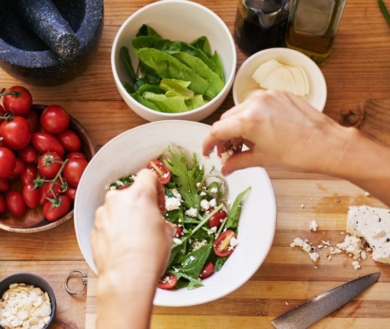 Dieta chetogenica, insalata con lattuga, insalata con formaggio gorgonzola, ciotola con pomodorini