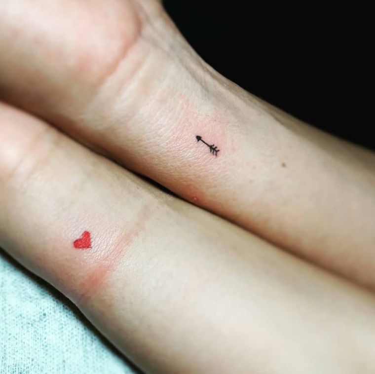 Tatuaggio cuore e freccia, tatuaggi per coppie innamorate, tattoo sul polso della mano