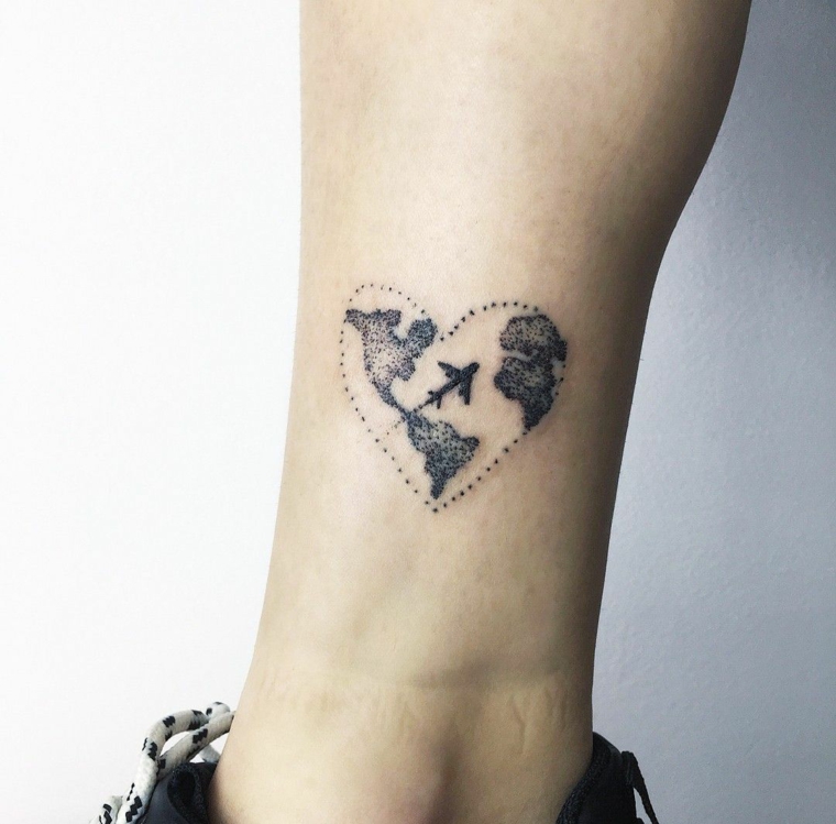 Tatuaggio sulla caviglia, tatuaggio cuore con continenti, disegno tattoo aereo