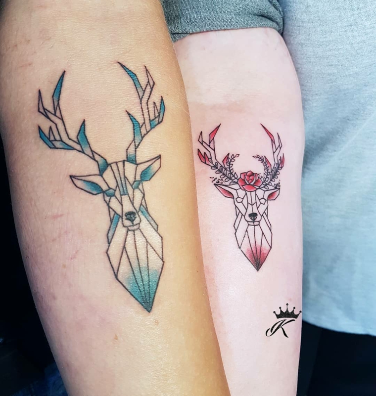 Tatuaggi migliore amiche, disegno grafico di renne, tattoo renne colorate