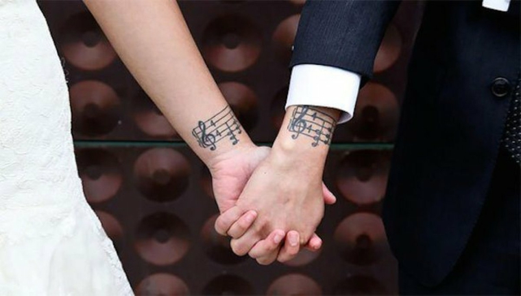 Tatuaggi per coppie innamorate, tattoo sul polso della mano, disegno tattoo note musicali