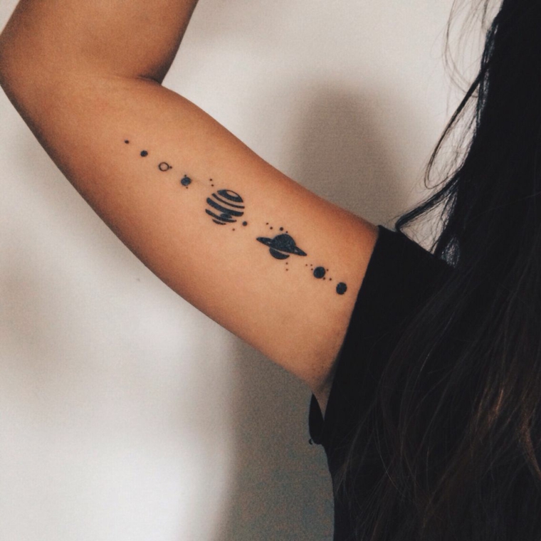 Tattoo pianeti, tatuaggio sul braccio, tatuaggi colorati, donna con capelli neri mossi
