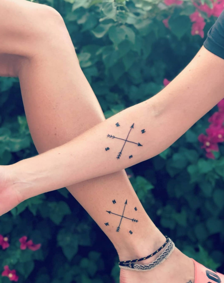 Tatuaggi da fare insieme, tatuaggio due frecce, tattoo bussola direzioni