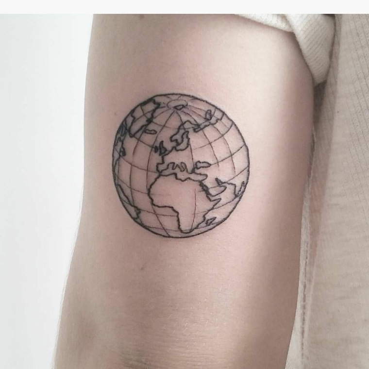 Tatuaggio globo, disegno globo con continenti, tatuaggio sul braccio donna