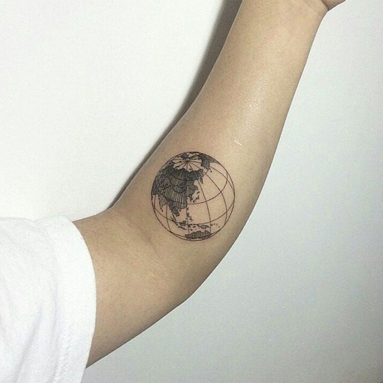 Tatuaggio sull'avambraccio, tattoo globo, tatuaggio con disegno continenti