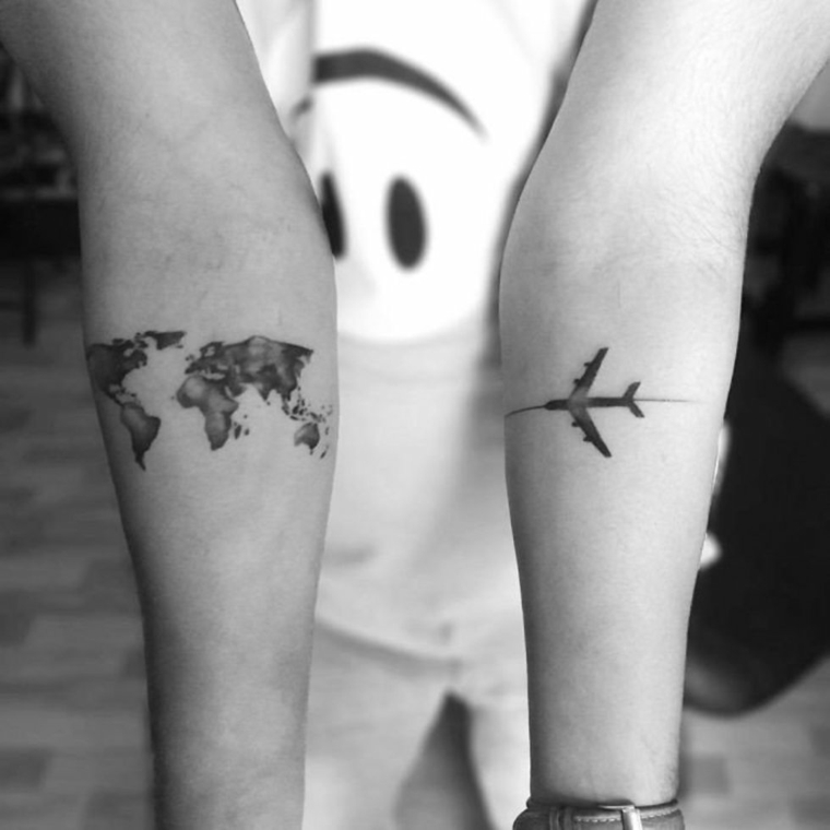 Tatuaggi di coppia, mappamondo tattoo, disegno aereo tattoo, tatuaggio sull'avambraccio