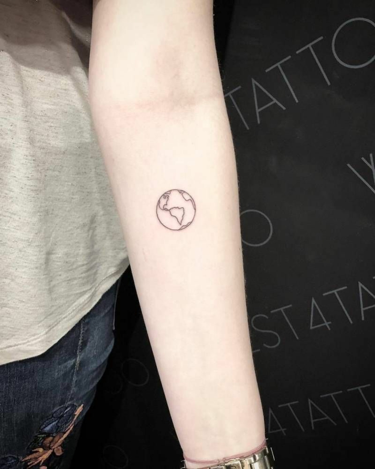 Tatuaggi fighi, tattoo sull'avambraccio, disegno pianeta terra, donna tatuata 