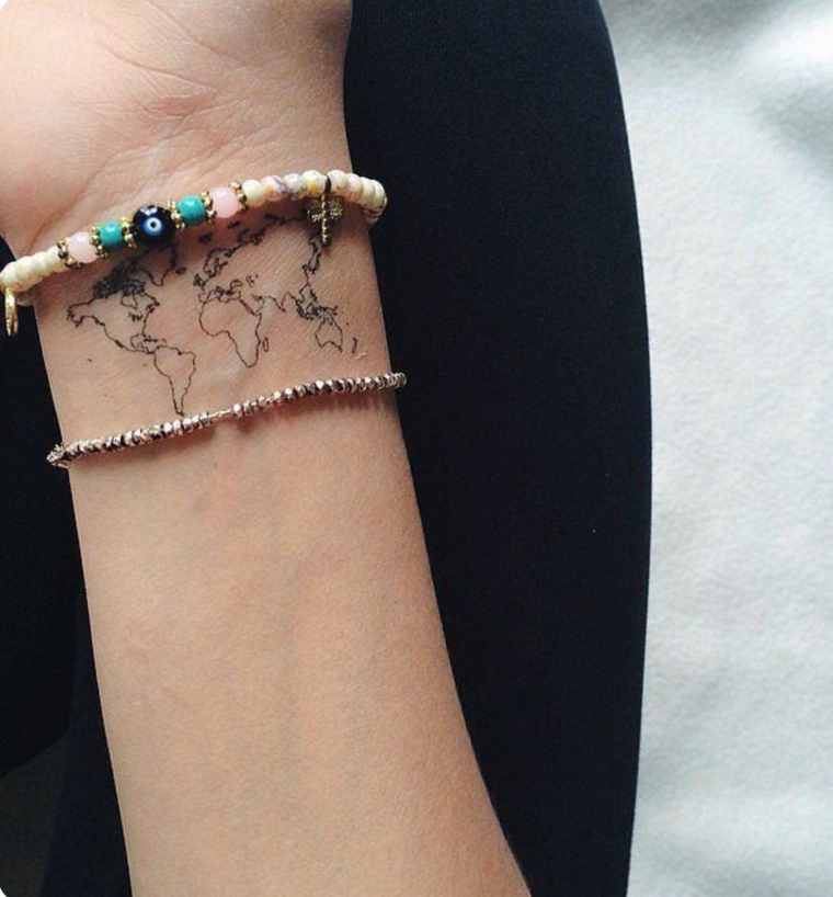 Disegno mappamondo, tipi di tatuaggi, tatuaggio sul polso della mano, braccialetti portafortuna
