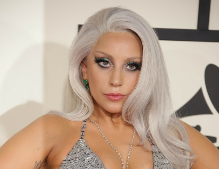 La cantante Lady Gaga, capelli pettinatura onde morbide, schiariture capelli