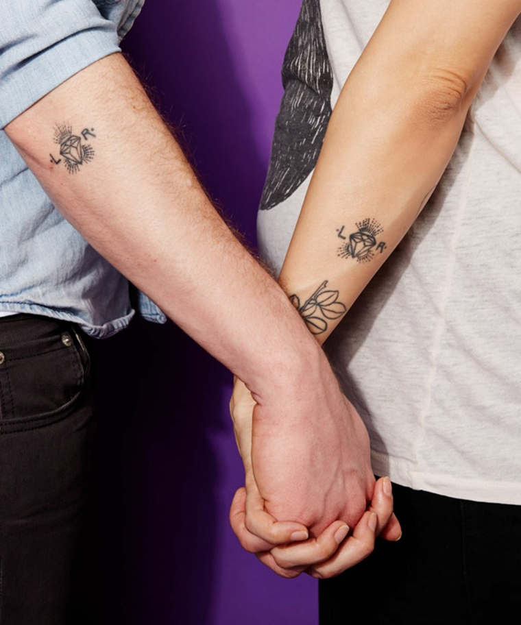 Tatuaggi fidanzati, disegno tattoo diamante con iniziali, mani unite di un uomo e donna