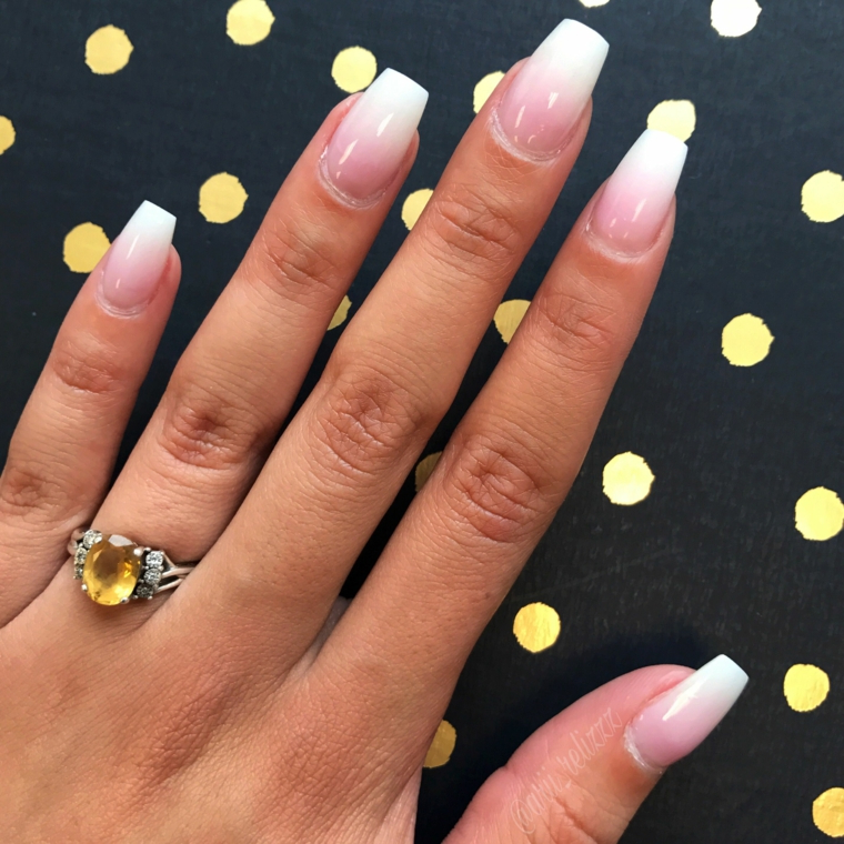 Anello con pietra gialla, smalto rosa ombrè, unghie gel colorate, forma unghie squadrata