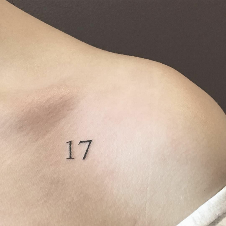 Tatuaggi numeri, tattoo sulla spalla, tatuaggio donna numero 17