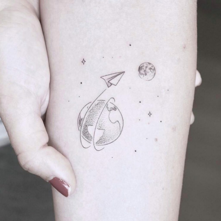 Tipi di tatuaggi, disegno pianeta terra, disegno freccia con stelle, tatuaggio sul braccio