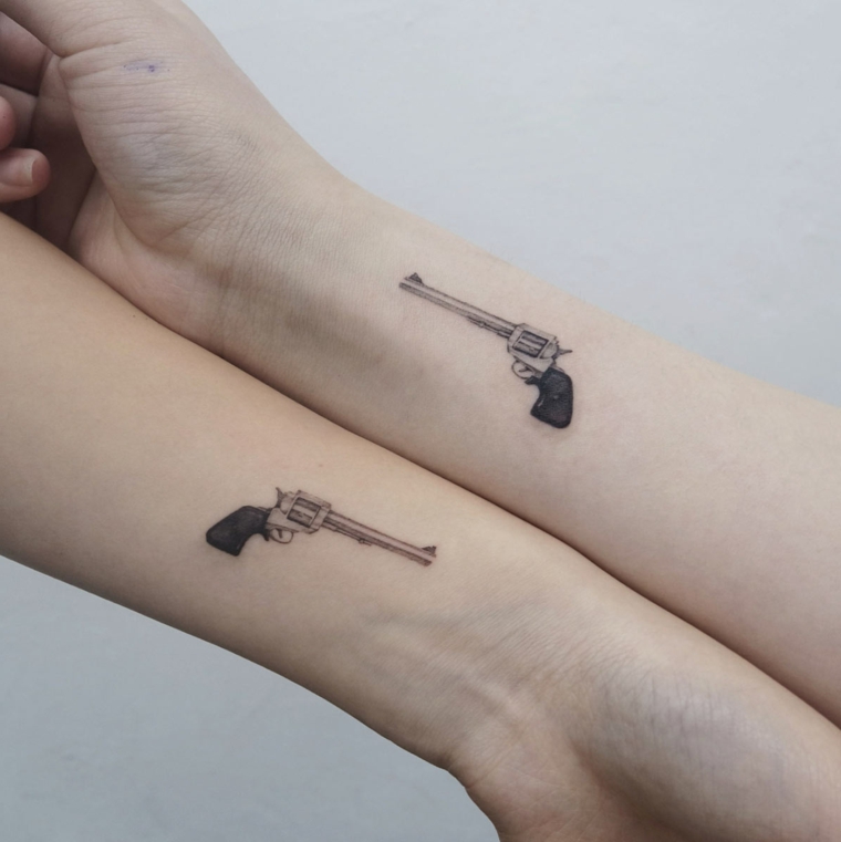 Tatuaggi sul polso della mano, tattoo pistola piccola, tatuaggi per lui e lei