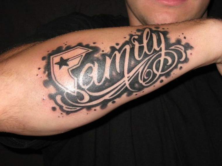 Tatuaggio famiglia, tattoo sul braccio uomo, uomo con braccio tatuato