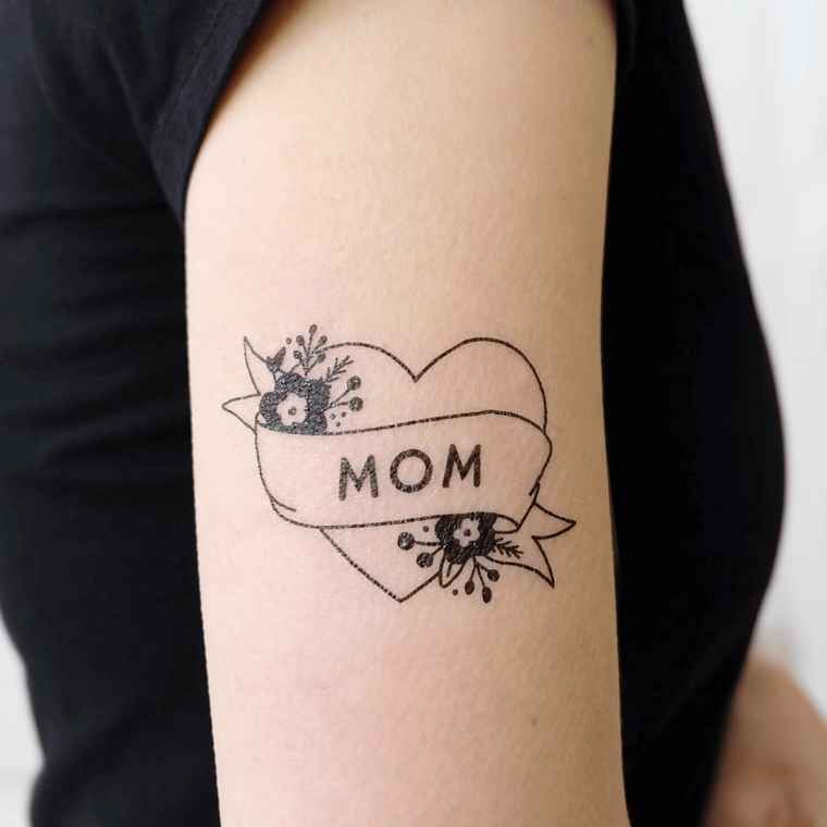 Tattoo con inchiostro nero, tatuaggio cuore con scritta, tatuaggi bellissimi