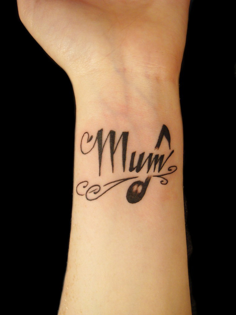 Tatuaggi significati profondi, tattoo sul polso, scritta in inglese, disegno con ornamenti