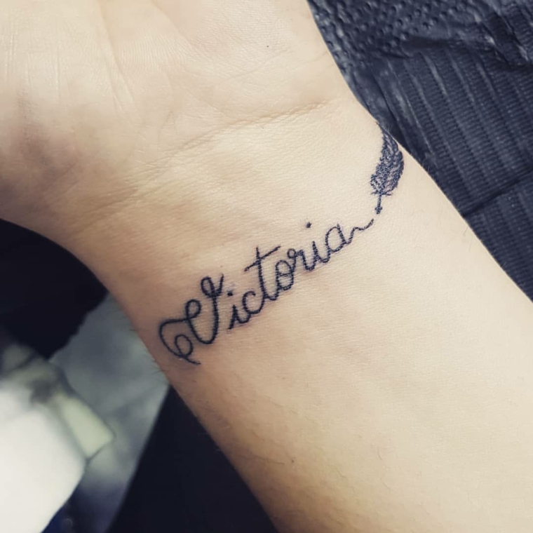 Tatuaggio sul polso della mano, tattoo con scritta nome, tattoo nome Victoria