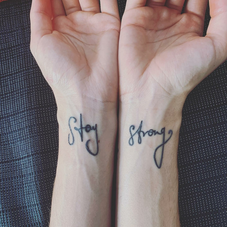 Tattoo scritta Stay Strong, tatuaggio scritta in inglese, tatuaggi migliori amiche, tattoo sul polso