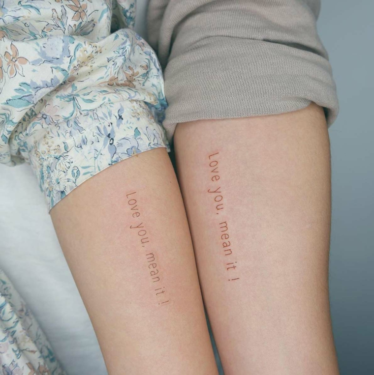 Tatuaggi da fare insieme, scritta tattoo sull'avambraccio, dedica d'amore come tatuaggio