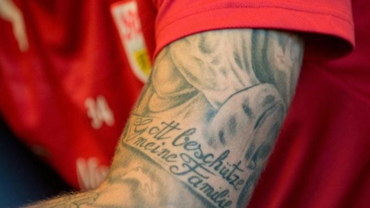 Simboli tattoo, scritta in corsivo, tattoo dedica alla famiglia, braccio uomo tatuato
