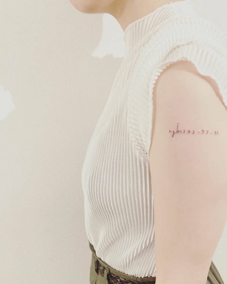 Tatuaggi braccio donne, tattoo sulla spalla, tattoo con numeri arabi, tatuaggio con scritta