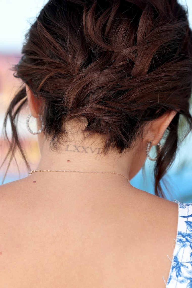 Tattoo Selena Gomez, tatuaggio sul collo, catalogo tatuaggi, capelli castani donna