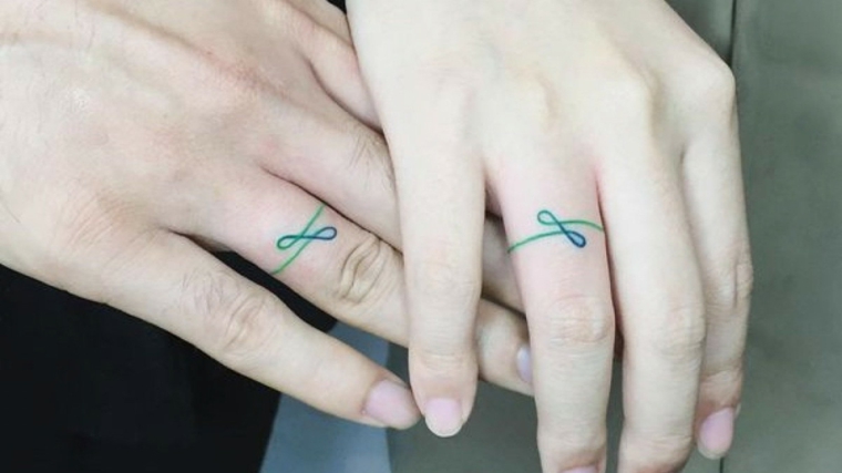 Tattoo infinito sul dito, tatuaggi di coppia, disegno anello colorato, tattoo dito anulare