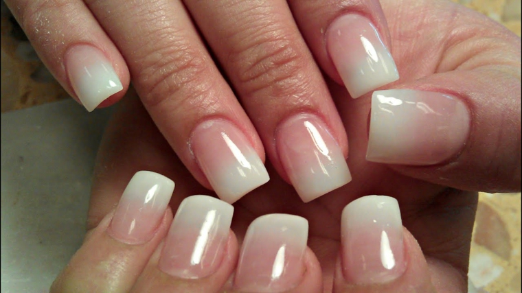 Manicure rosa ombrp, unghie forma squadrata, unghie gel chiare