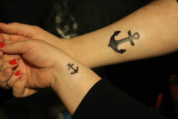 Tatuaggi per coppie innamorate, disegno tattoo ancora, tatuaggio polso mano