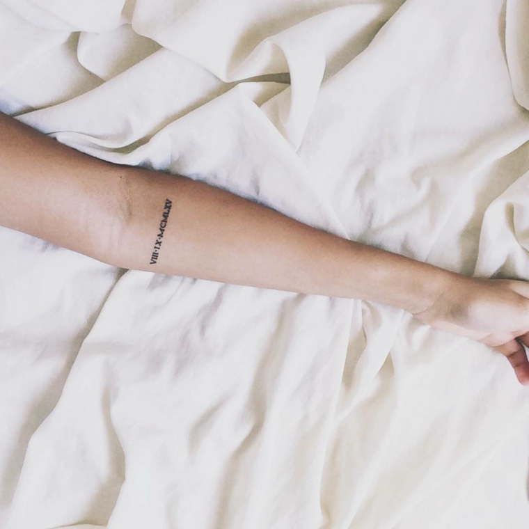 Tattoo numeri romani, tatuaggio sull'avambraccio. tattoo donna braccio