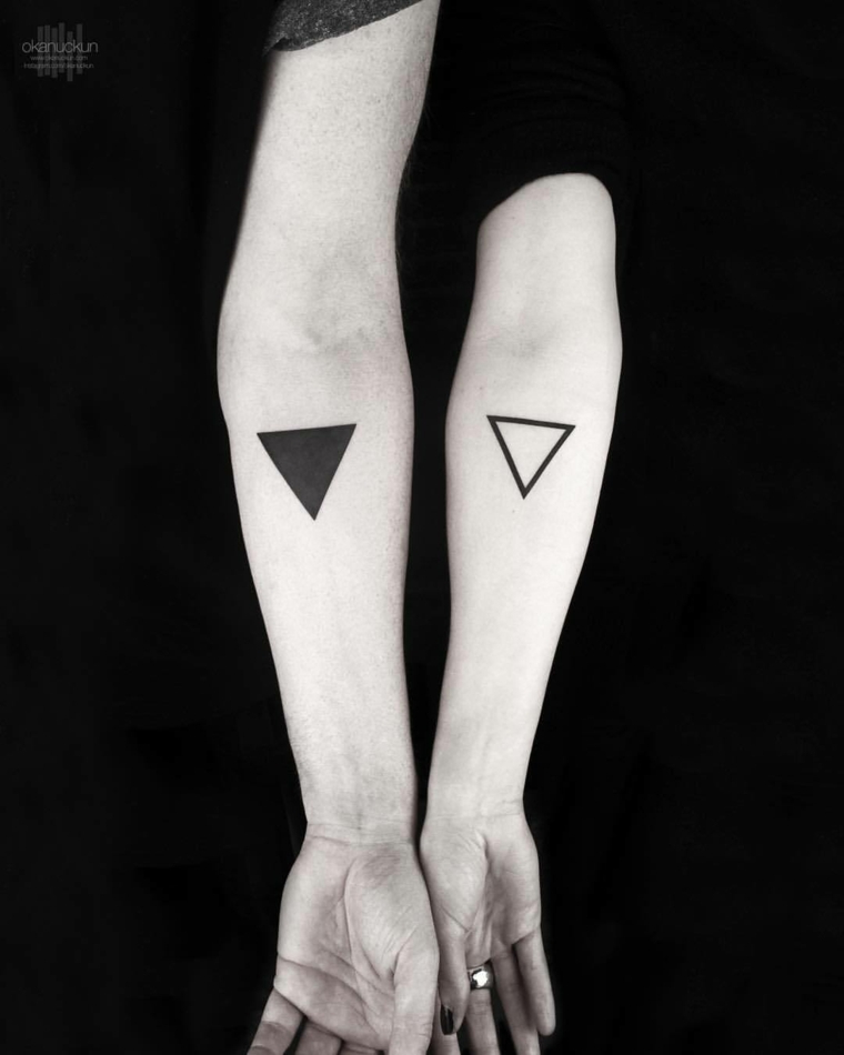 Tatuaggi di coppia, tattoo sull'avambraccio, tatuaggio triangolo, immagine in bianco e nero