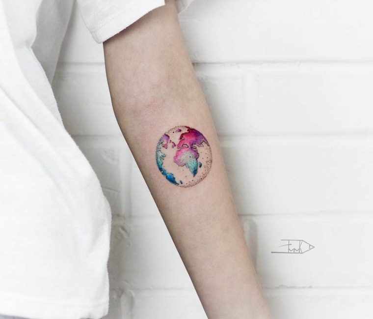 Tatuaggio colorato mondo, tatuaggio pianeta terra, tattoo donna sull'avambraccio