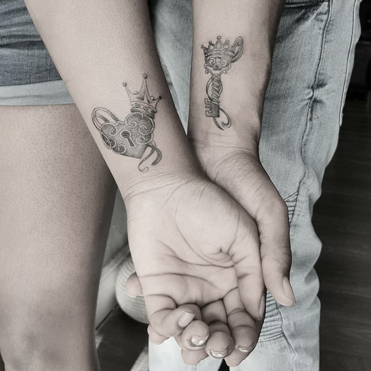 Tattoo fidanzati, tattoo polso della mano, disegno tatuaggio chiave e lucchetto 