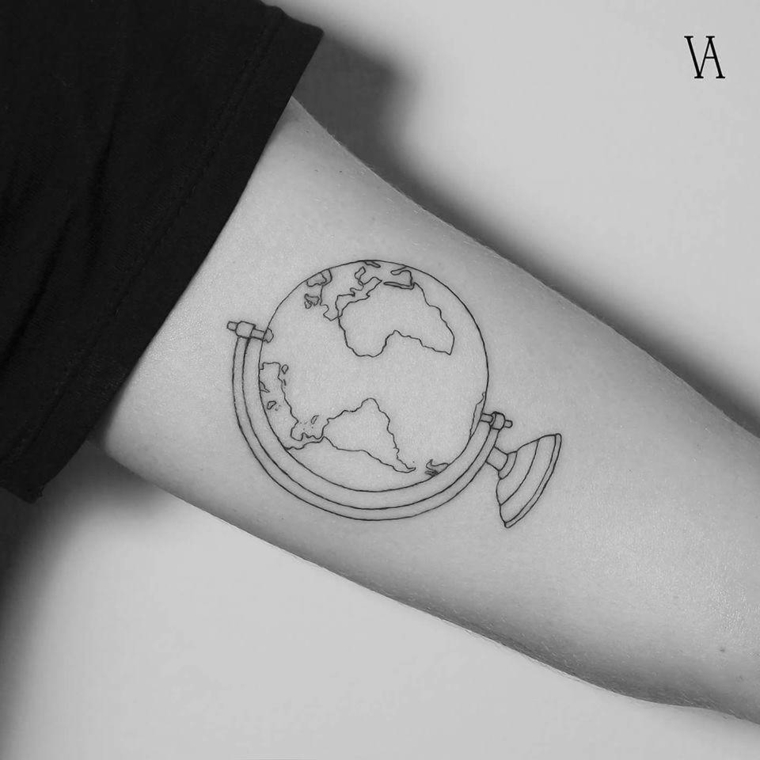 Tattoo globo braccio, disegno mappamondo come tattoo, tatuaggio sul braccio donna