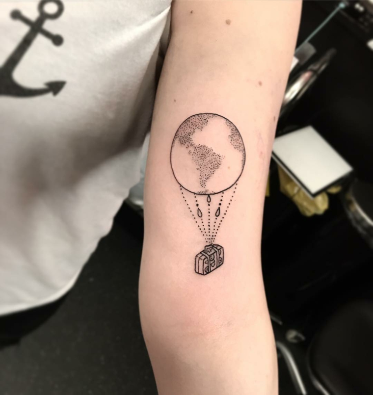 Tatuaggio globo, disegno tattoo macchina fotografica, tatuaggio sul braccio