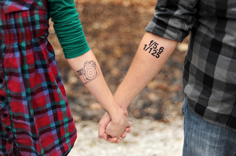 Tattoo macchina fotografica, uomo tattoo avambraccio, tatuaggi significativi amore